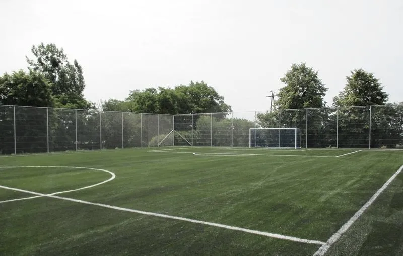 Boiska piłkarskie jak ptaki – przestrzeń, która wznosi się w grze