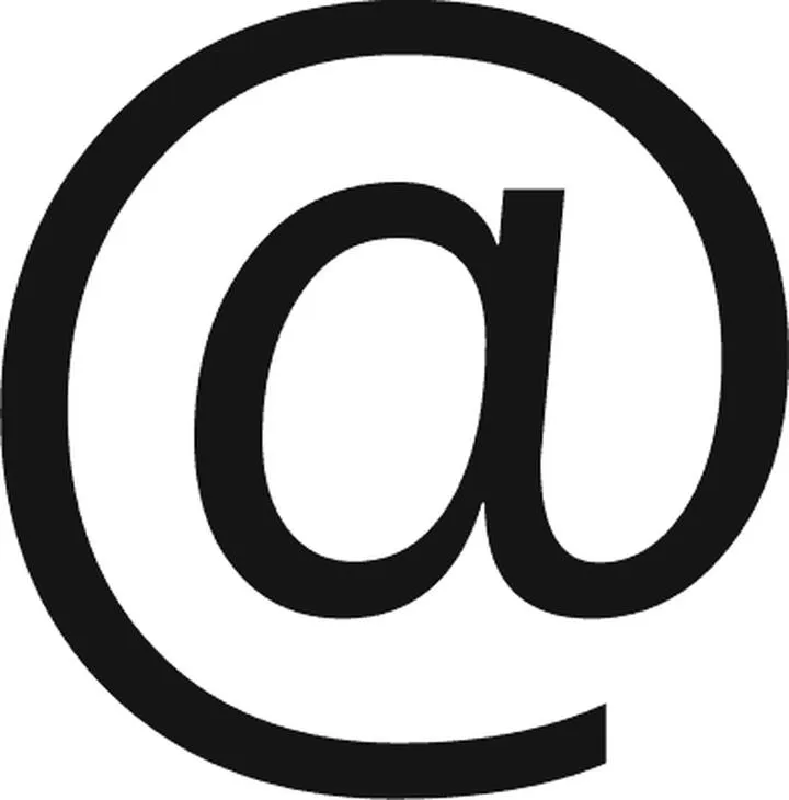 Wpisywanie znaku małpa na laptopie